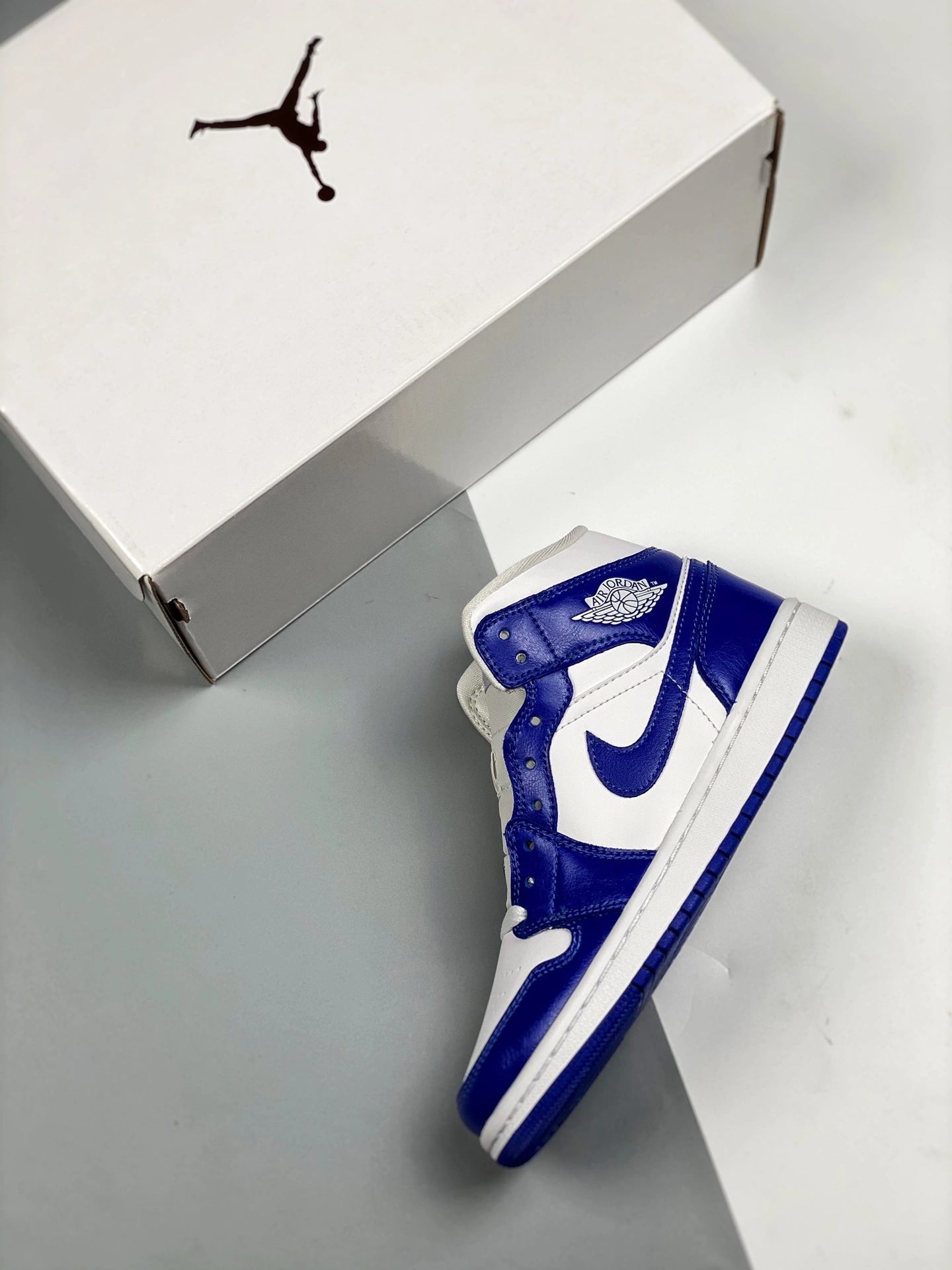Air Jordan 1 Mid ‘Kentucky’ White/Hyper Royal BQ6472-104 For Sale 5 Air Jordan 1 Mid ‘Kentucky’ White/Hyper Royal BQ6472-104 For Sale - Image 3
