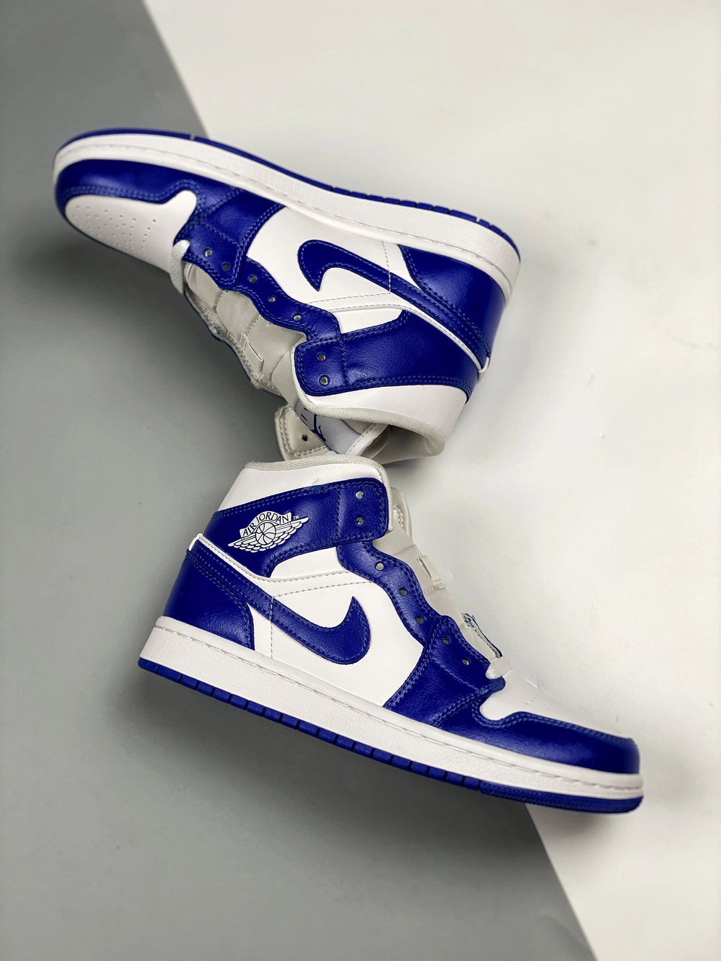 Air Jordan 1 Mid ‘Kentucky’ White/Hyper Royal BQ6472-104 For Sale 6 Air Jordan 1 Mid ‘Kentucky’ White/Hyper Royal BQ6472-104 For Sale - Image 4