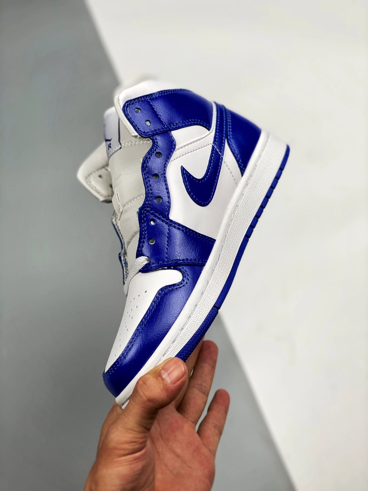 Air Jordan 1 Mid ‘Kentucky’ White/Hyper Royal BQ6472-104 For Sale 7 Air Jordan 1 Mid ‘Kentucky’ White/Hyper Royal BQ6472-104 For Sale - Image 5