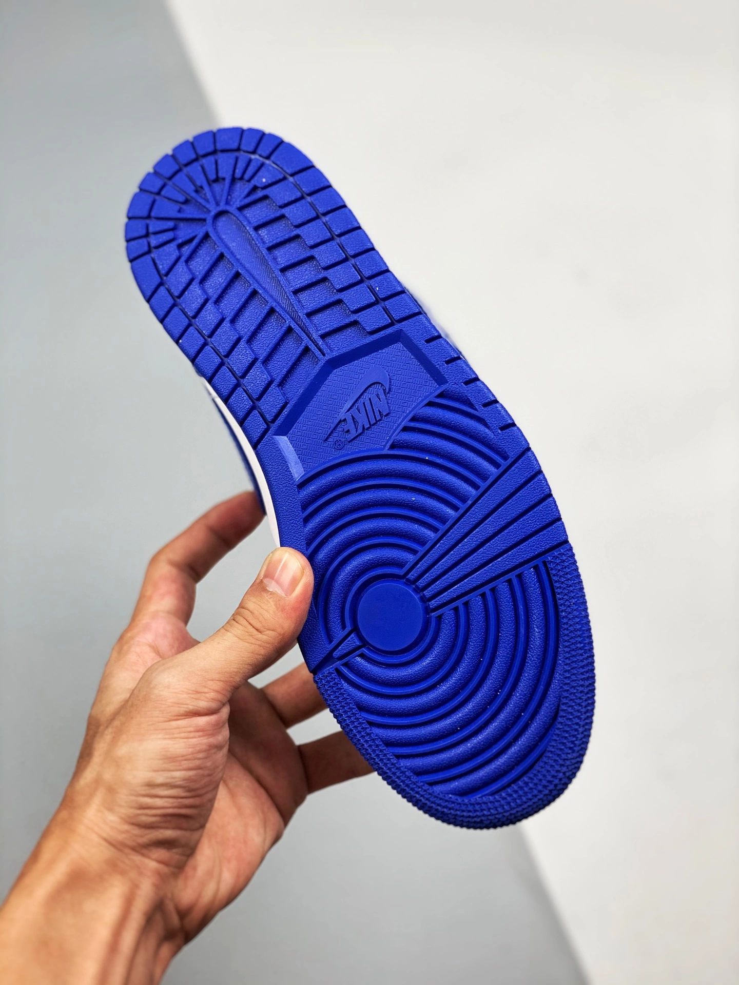 Air Jordan 1 Mid ‘Kentucky’ White/Hyper Royal BQ6472-104 For Sale 9 Air Jordan 1 Mid ‘Kentucky’ White/Hyper Royal BQ6472-104 For Sale - Image 7