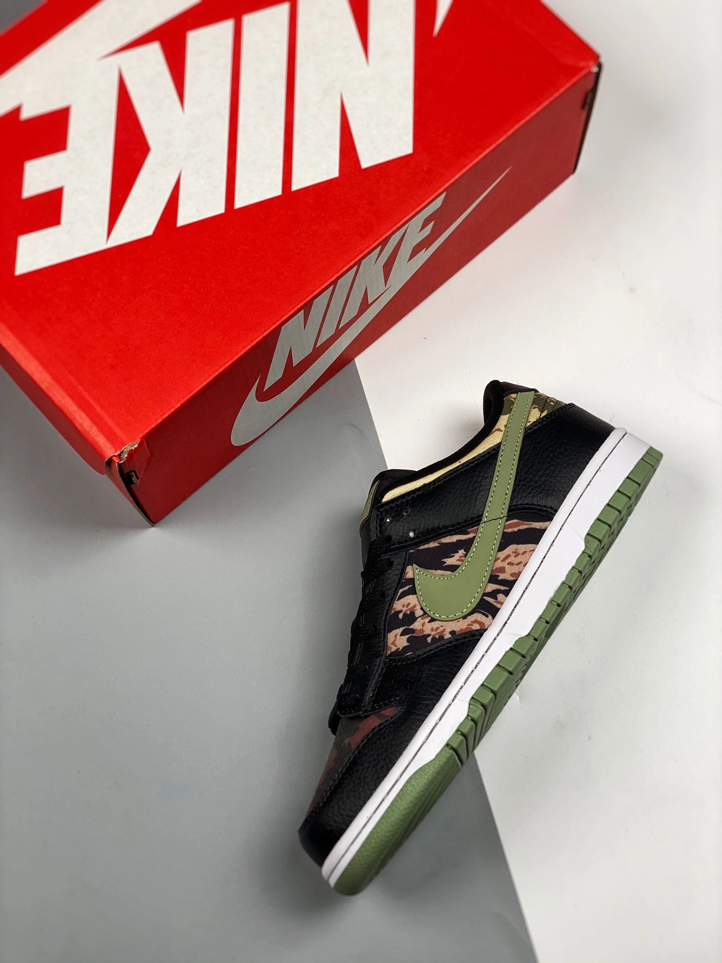 Nike SB Dunk Nike Dunk Low SE Black/Oil Green-White-Total Orange For Sale 5 Nike SB Dunk Nike Dunk Low SE Black/Oil Green-White-Total Orange For Sale - Image 3