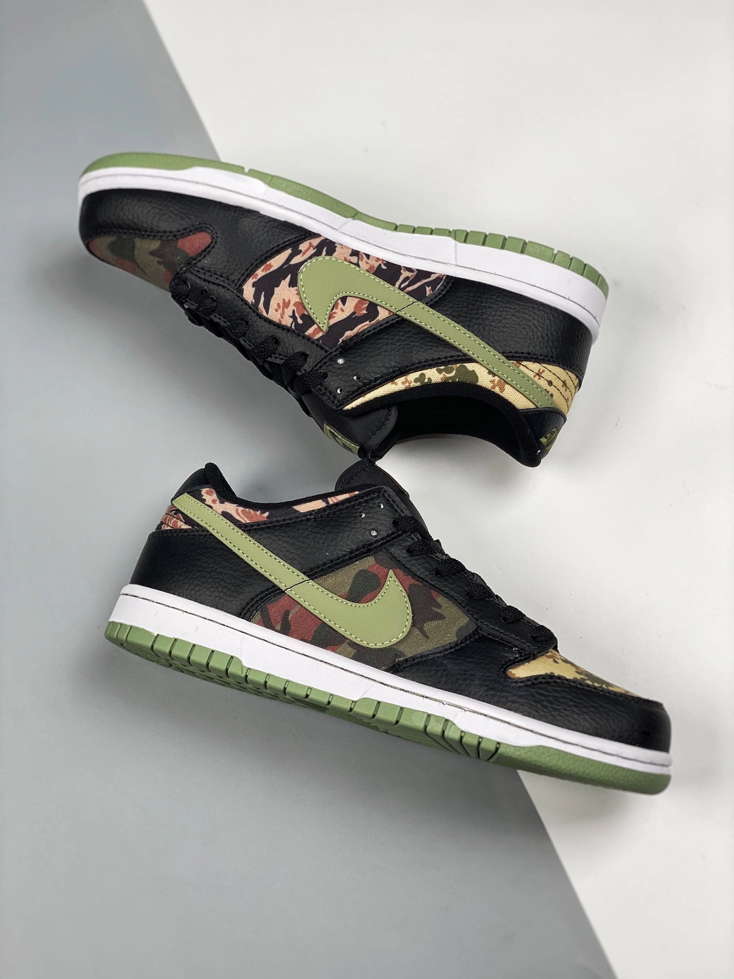 Nike SB Dunk Nike Dunk Low SE Black/Oil Green-White-Total Orange For Sale 6 Nike SB Dunk Nike Dunk Low SE Black/Oil Green-White-Total Orange For Sale - Image 4